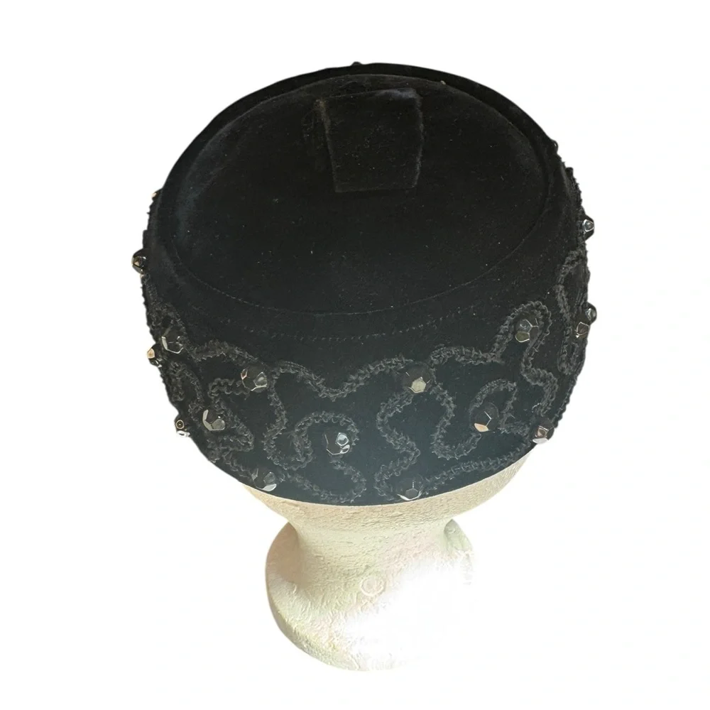 1960s Evelyn Varon Beaded Velvet Pillbox Hat - Picture 2 of 6